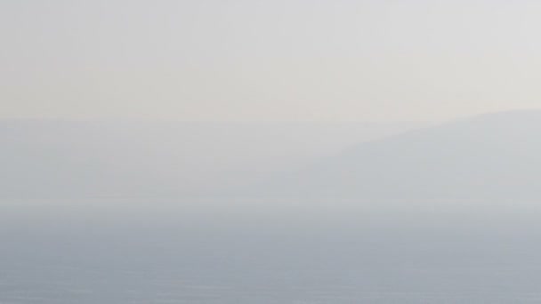 Panning shot of Time lapse of ceata shrouding and revelating dealuri around Sea of Galilee — Videoclip de stoc