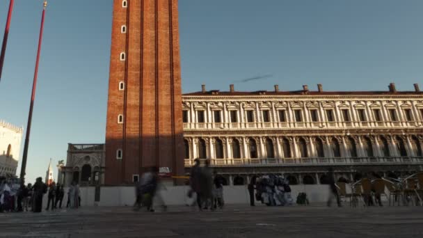 Saint Mark's Meydanı'nda günbatımı kule — Stok video