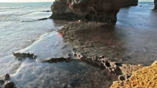 Skalnaté pobřeží Dor Beach v Izraeli. — Stock video