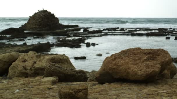 Antiche rovine della piscina sulla riva israeliana — Video Stock