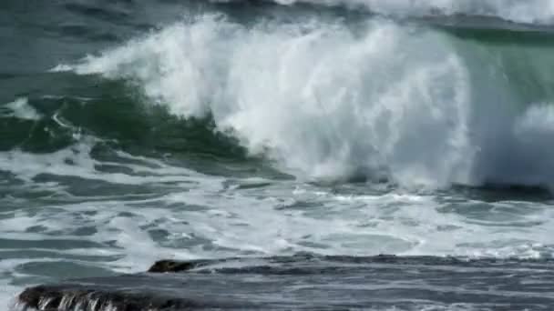 Waves rolling over outcrop — Stock Video