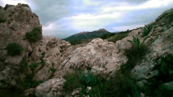 Imágenes de una ladera rocosa cerca de la fortaleza de Nimrod en Israel . — Vídeos de Stock