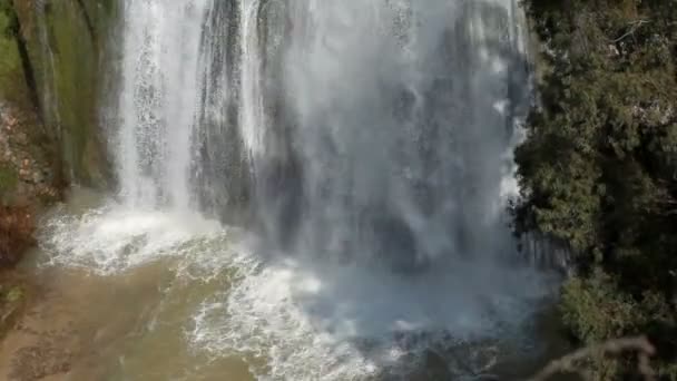 Pool am Tahana-Wasserfall — Stockvideo