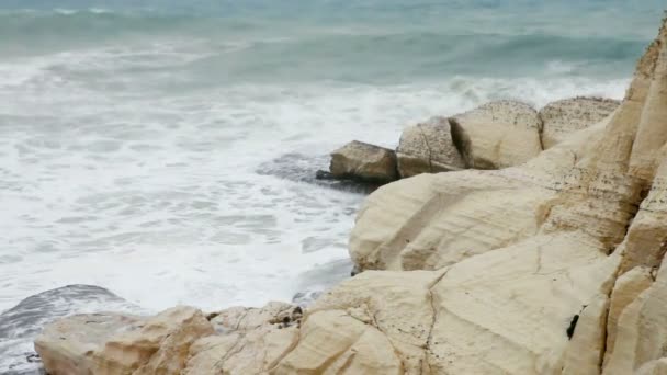 Gelombang Mediterania menerjang di pantai — Stok Video