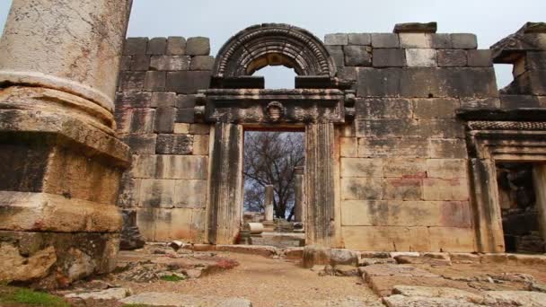 Запись оставшегося фасада древней синагоги в Барам в Израиле . — стоковое видео