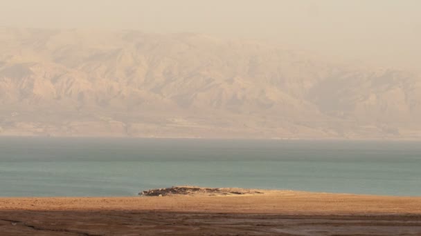 El lapso de tiempo de las sombras se mueve sobre la orilla del Mar de Galilea. Cultivado . — Vídeos de Stock