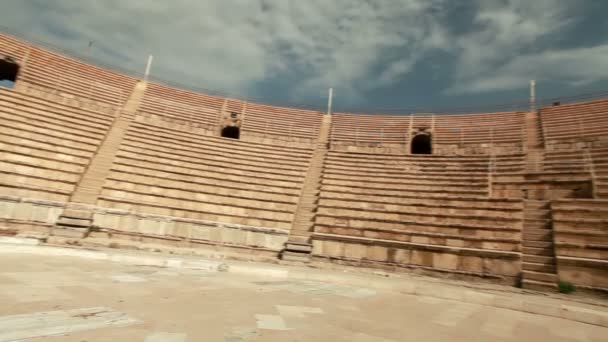Imágenes panorámicas de los asientos del teatro en Cesarea en Israel . — Vídeo de stock