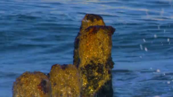 Stock Videoaufnahmen von Wellen über einer ruinierten Seebrücke am Mittelmeer aufgenommen in Island — Stockvideo