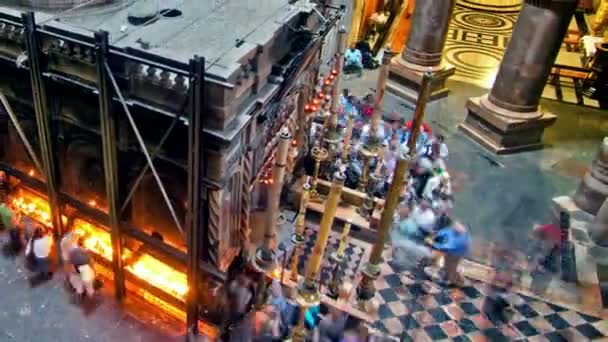 Foules visitant l'église du Saint-Sépulcre — Video