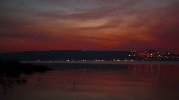 Giełdowe światła miasta i kolorowe niebo w Morza Galilejskiego w Izraelu. — Wideo stockowe