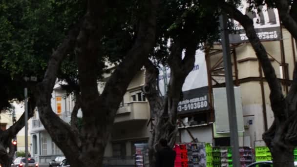 텔아비브에 통로에 산책 하는 커플 — 비디오