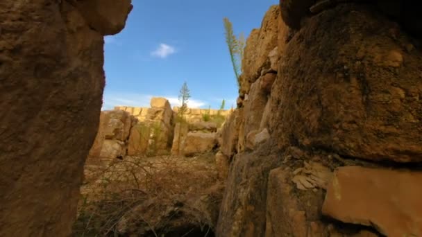 Moviéndose a través de una puerta en ruinas antiguas . — Vídeo de stock