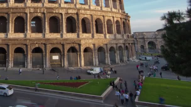 Panning shot van overdag time-lapse van het Colosseum en de straat verkeer. — Stockvideo