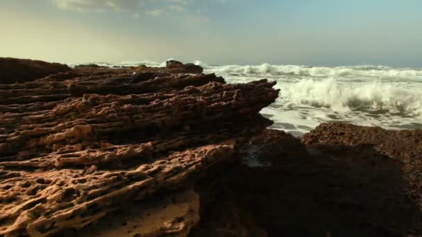 Stock Footage av vågor på rocky Medelhavet stranden i Israel. — Stockvideo