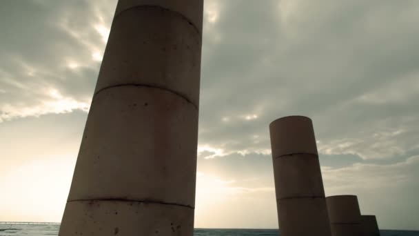 Stock Footage van Caesarea paleis kolommen in Israël. — Stockvideo