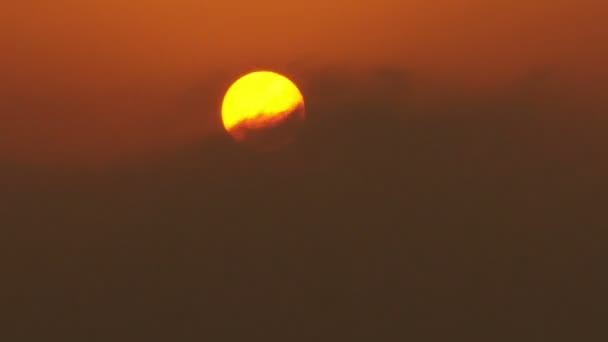 Time-lapse vid solnedgången bakom molnen skott på kustnära Israel — Stockvideo