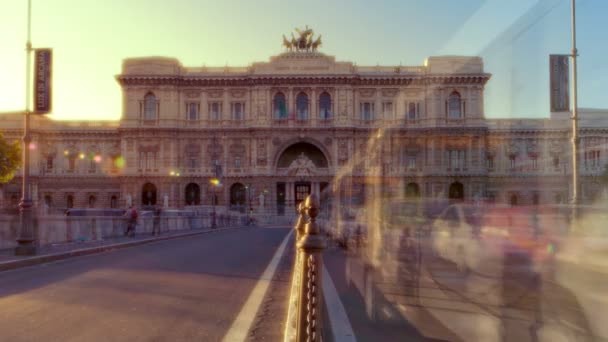 Palácio da Justiça a partir da ponte ao pôr do sol . — Vídeo de Stock