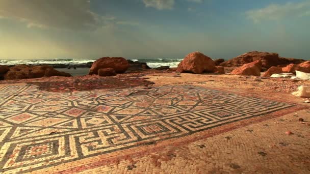Запись мозаичного пола на берегу Средиземного моря в Израиле . — стоковое видео