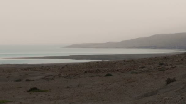 Lasso di tempo di nebbia sulle rive del Mare di Galilea. Ritagliato . — Video Stock