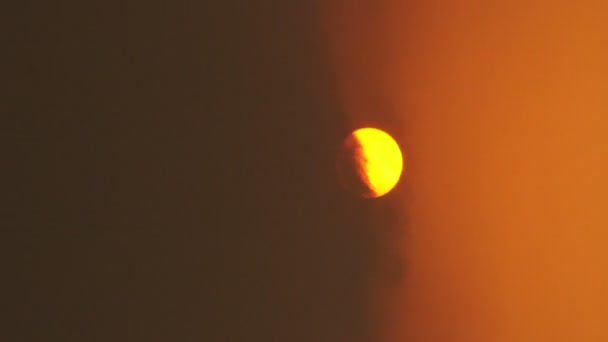 Time-lapse vid solnedgången bakom molnen skott på kustnära Israel. — Stockvideo
