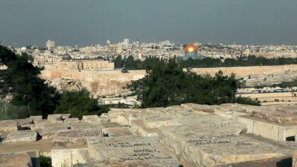 Joodse begraafplaats en oude Jeruzalem in Israël. — Stockvideo