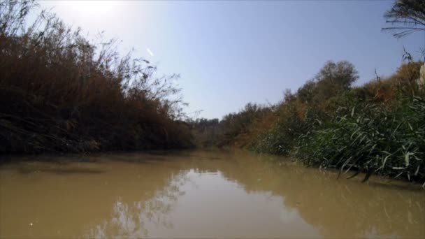 Brown, quiet water of Jordan river — Stock Video