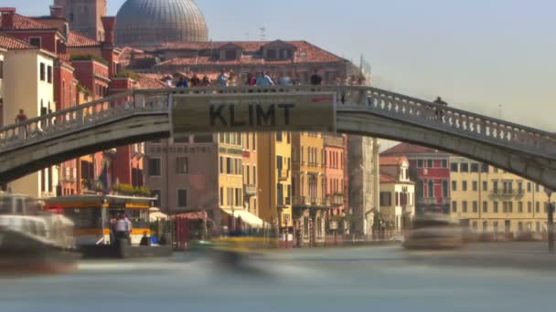 Scalzi bridge and water traffic in Venice — Stock Video