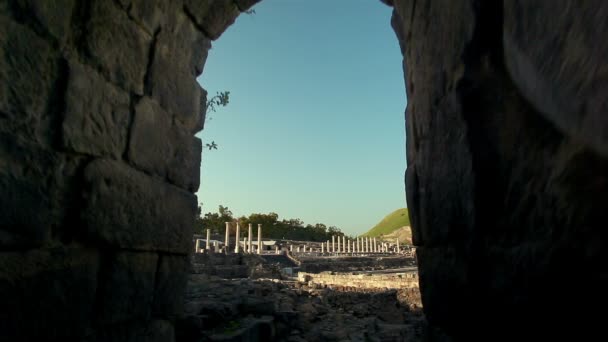 Archivaufnahmen von Säulen durch einen Torbogen in Israel. — Stockvideo