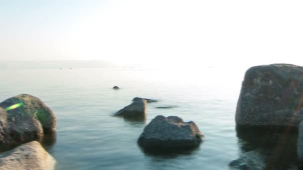 Сонячний день сповільненої зйомки дивлячись arcross Галілейського моря. — стокове відео