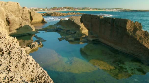 Un estanque rocoso en el Mediterráneo en Israel . — Vídeos de Stock