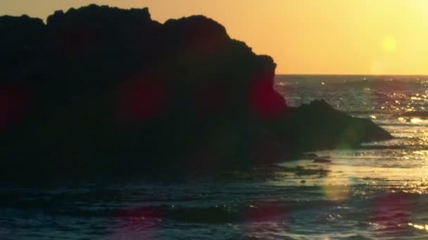 Sol ao entardecer sobre o mar Mediterrâneo — Vídeo de Stock