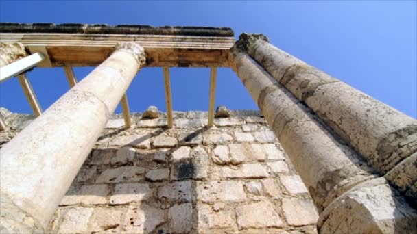 Roofless columns at the Capernaum synangogue ruins — Stock Video