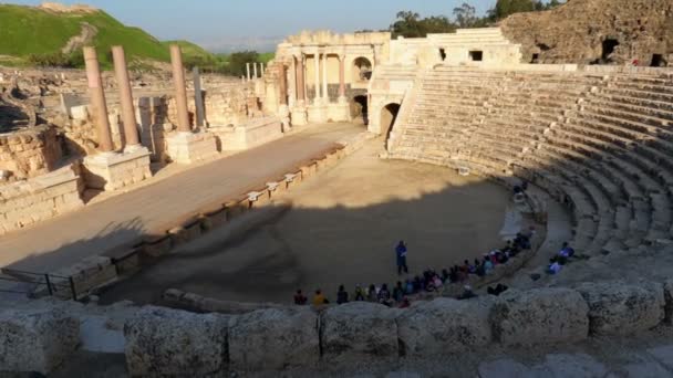 Tour groups in an ancient Roman amphitheater — Stock Video