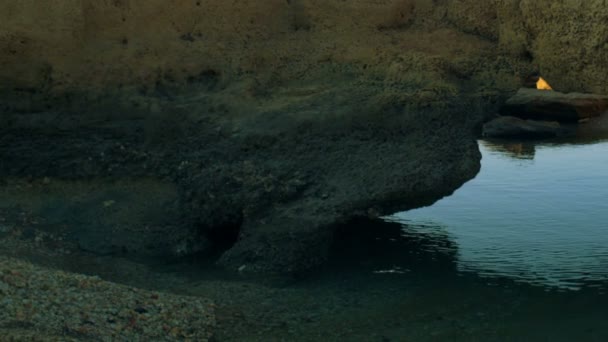 Panorama van een rotsboog aan de kust bij dor Beach schot in Israël op 4k met rood. — Stockvideo