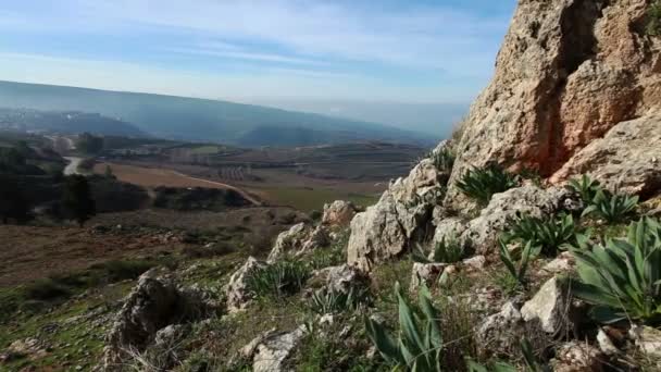 Filmagem de uma encosta rochosa nas Colinas de Golã em Israel . — Vídeo de Stock