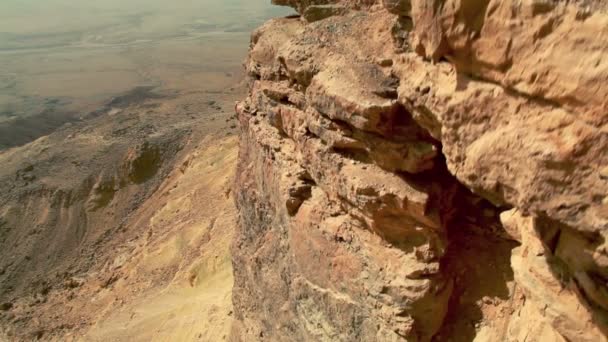 Parete rocciosa del cratere Mitzpe Ramon — Video Stock