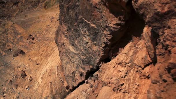 Πρόσωπο απότομων βράχων του κρατήρα Ramon Νεότ — Αρχείο Βίντεο