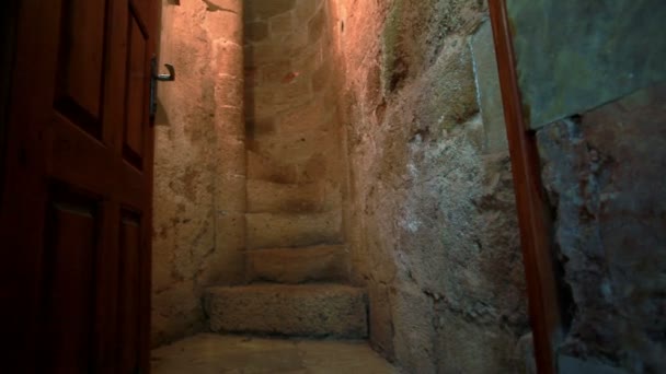 Enge steinerne Wendeltreppe in Israel. — Stockvideo