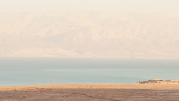 La foschia si schiarisce durante il tramonto per rivelare colline lontane attraverso il Mare di Galilea. Ritagliato . — Video Stock