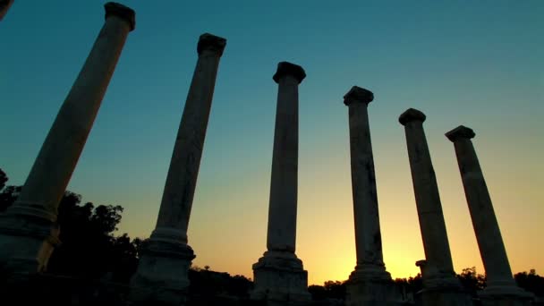 Stock Footage de colonnes silhouettes anciennes au coucher du soleil en Israël . — Video