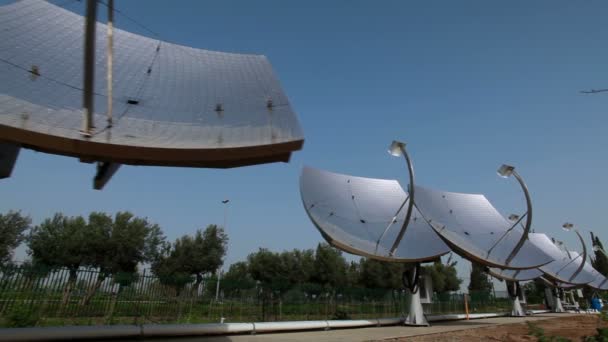 Sonnenkollektoren auf der Zenith-Solaranlage — Stockvideo