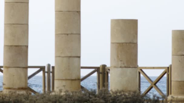 Kolommen van de ruïnes van het paleis in Caesarea — Stockvideo