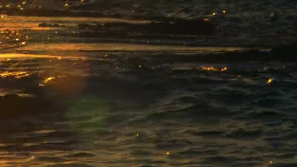 Puesta de sol reflejada en el Mediterráneo en la playa de Dor en Israel — Vídeos de Stock