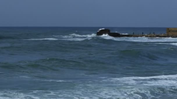 Ondas mediterrânicas ao largo da costa de Cesareia — Vídeo de Stock