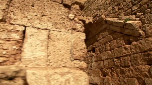 Αρχειακό υλικό από ένα τόξο πάνω από ένα σοκάκι της Καισάρειας στο Ισραήλ. — Αρχείο Βίντεο