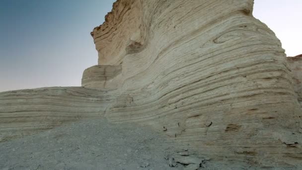 Stock Footage d'une formation rocheuse en couches désertiques en Israël . — Video