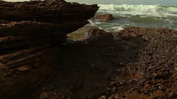 Stock Footage della costa rocciosa del Mediterraneo in Israele . — Video Stock