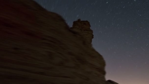 Tracer des images de formation de roches désertiques, et le cosmos se déplaçant dans le ciel au-dessus . — Video