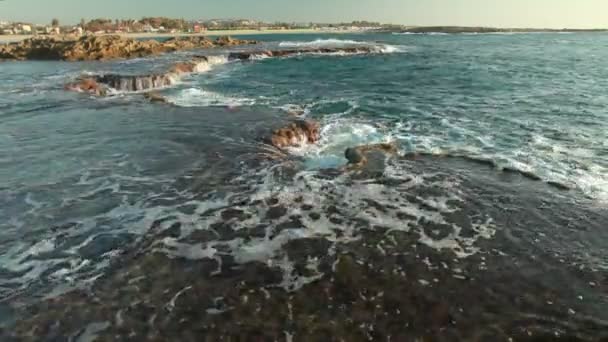 A sziklás partján Dor Beach, Izrael. — Stock videók