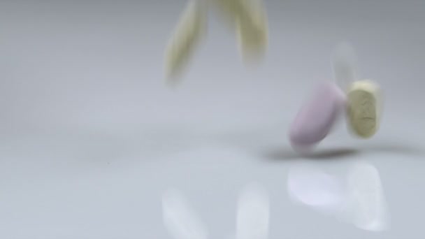 Pillole che cadono su un mucchio . — Video Stock